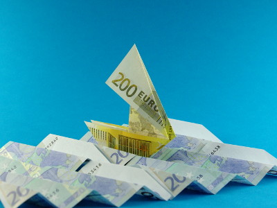 Origami Katamaran aus einem Geldschein