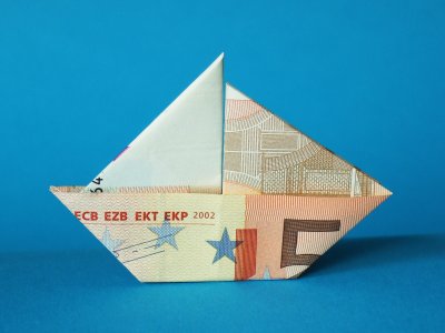 Origami Segelboot aus einem Geldschein