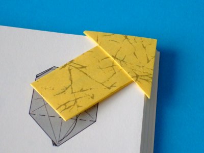 Origami Pfeil als Lesezeichen aus Washi