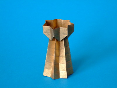 Origami Turm aus Kraftpapier