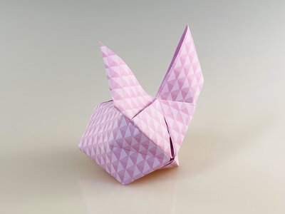 Ein aufblasbares Origami Häschen gefaltet aus gemustertem Origami Papier