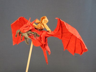 Origami Drache mit Beute von Nicolas Terry