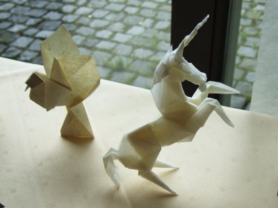 Origami Einhorn und Friedenstaube von Roman Diaz