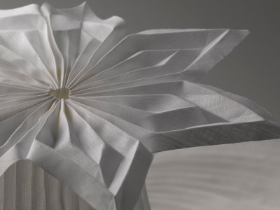 Blume und Rundfalten aus Leinen