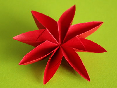 Origami Chrysantheme aus Washi gefaltet – traditionelles japanisches Blumenmodell
