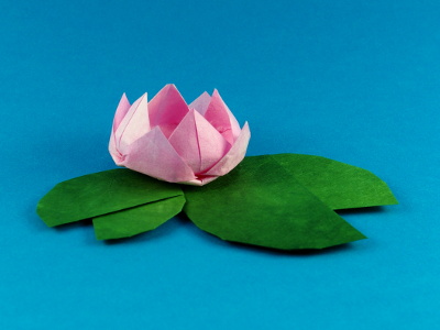 Origami Seerose mit Seerosenblatt aus Washi