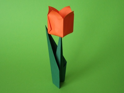 Stehende Origami Tulpe aus zwei Blatt Papier