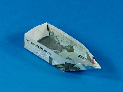 Origami Boot aus einem Geldschein
