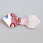 Fliege Origami Fliege aus einem Geldschein