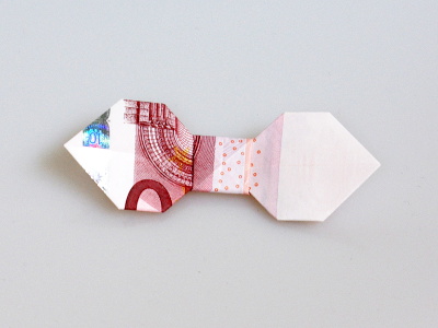 Origami Fliege aus einem Geldschein