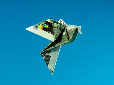 Origami Friedenstaube aus einem Geldschein