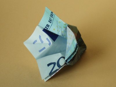 Origami Hortensienblüte aus einem Geldschein