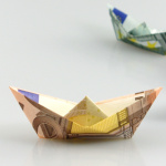 Origami Papierschiff aus je einem Geldschein