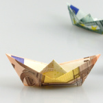 Papierschiff Origami Papierschiff aus je einem Geldschein