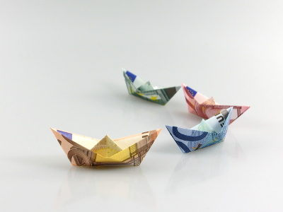 Origami Papierschiff aus je einem Geldschein