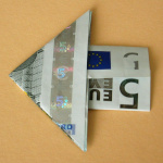 Origami Pfeil aus einem Geldschein