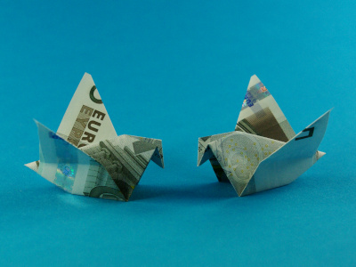 Origami Spatz aus einem Geldschein