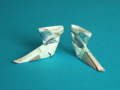 Origami Stiefel aus je einem Geldschein als Geldgeschenk