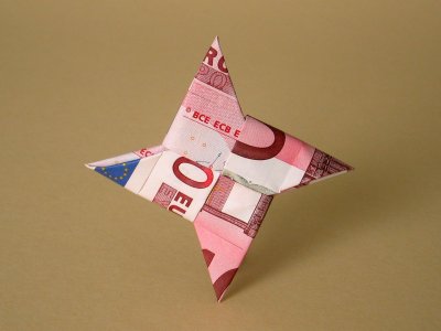 Origami Wurfstern (Shuriken) aus zwei Geldscheinen