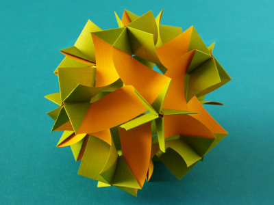 Origami Flexibles Ikosaeder aus 30 Papierstreifen