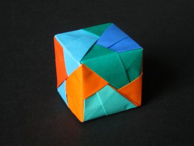 Origami Sonobe Würfel Variation aus sechs Modulen