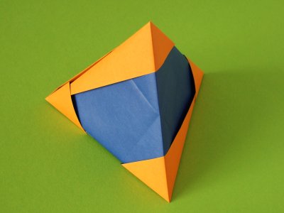 Origami Tetraeder aus zwei Modulen