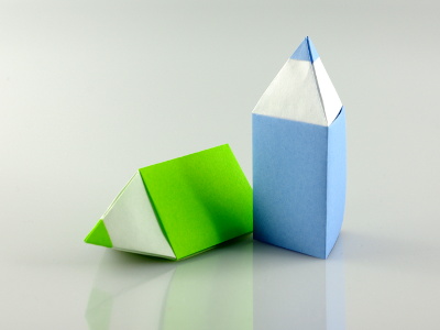 Zwei dreidimensionale Origami Stift in den farben grün und blau, die aus Origami Papier gefaltet sind