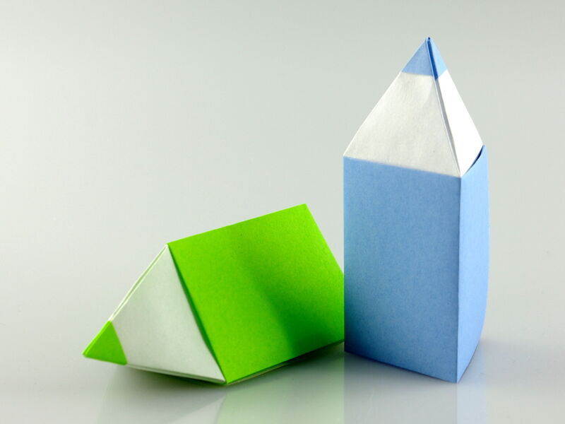 Zwei dreidimensionale Origami Stift in den farben grün und blau, die aus Origami Papier gefaltet sind