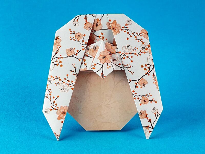 Origami Mädchen mit Stirnband aus Papier mit Kirschblütenmuster