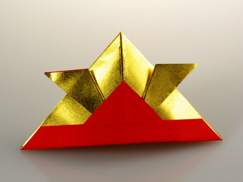 Origami Samurai Helm aus Folienpapier