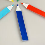 Fünf bunte Origami Stifte in den Farben grün, rot, blau, hellblau und gelb gefaltet aus Origami Papier