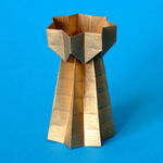 Origami Turm aus Kraftpapier