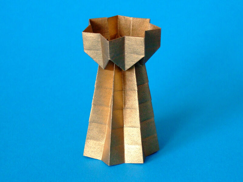 Origami Turm aus Kraftpapier