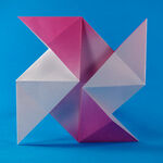 Buntes Origami Windrad in den Farben rot, gelb, grün und blau