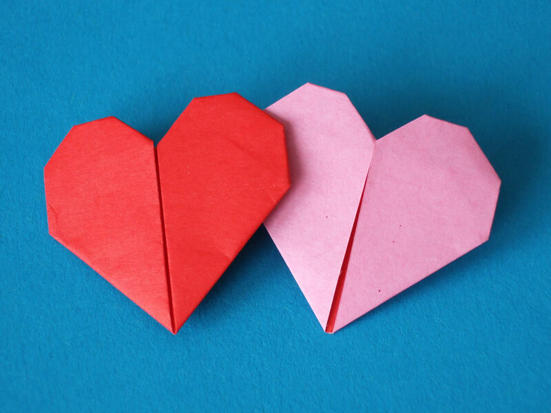 Zwei Origami Herzen aus Duocolor Origami Papier