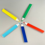 Fünf bunte Origami Stifte in den Farben grün, rot, blau, hellblau und gelb gefaltet aus Origami Papier
