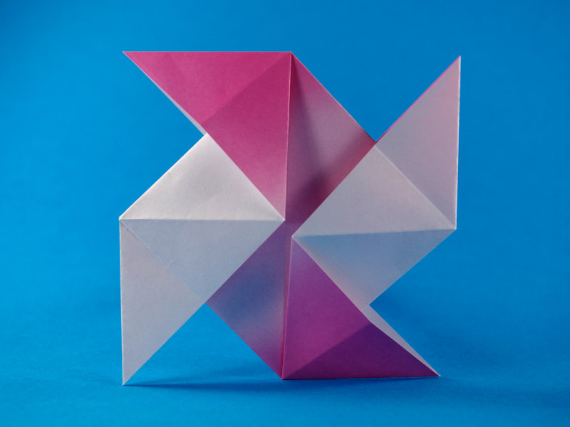 Buntes Origami Windrad in den Farben aus Origami Papier