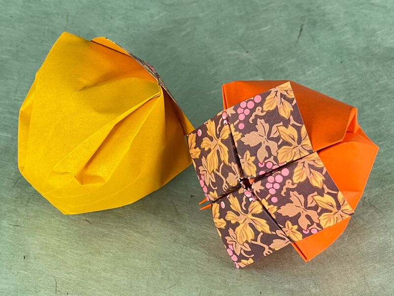 Origami Kaki in Gelb und Orange mit gemustertem Kelch