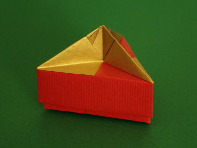 Origami Dreieckschachtel mit Griff aus Kraftpapier