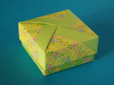 Origami Quadratschachtel mit Farbstreifen aus Chiyogami Papier