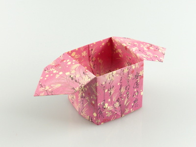 Origami Sanbo aus Chiyogami Papier