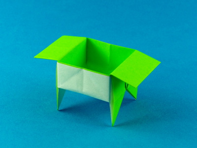 Origami Sanbo mit Füßen aus Origami Papier