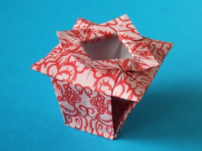 Origami Verdi's Vase aus Origami Papier