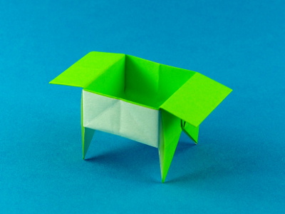 Origami Sanbo mit Füßen