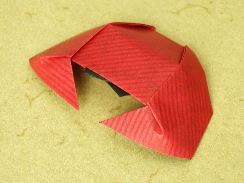 Origami Rote Krabbe aus Kraftpapier