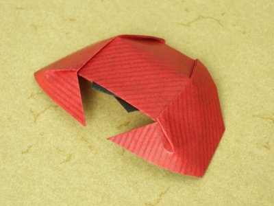 Rote Krabbe aus Kraftpapier
