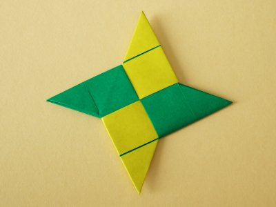 Origami Wurfstern (Shuriken) aus zwei Blatt Papier