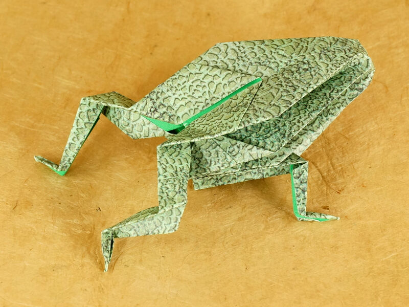 Origami Frosch aus gemustertem Papier