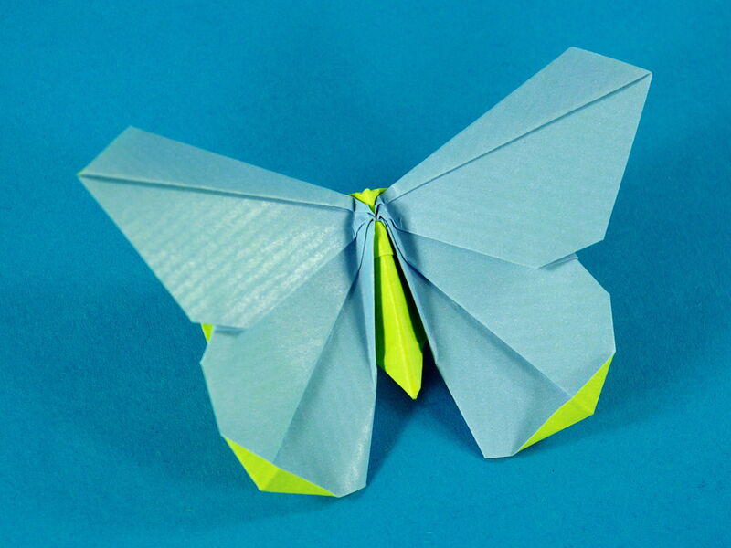 Origamido Schmetterling gefaltet aus Kraftapier
