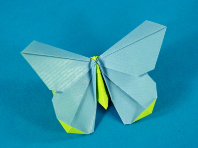 Origamido Schmetterling gefaltet aus Kraftapier